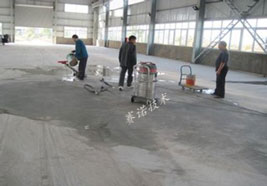 工人在生產車間進行高硬度耐腐蝕地坪施工 工人在生產車間進行高硬度耐腐蝕地坪施工