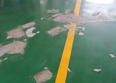 地下車庫漏水導致環氧地坪起層 地下車庫漏水導致環氧地坪起層